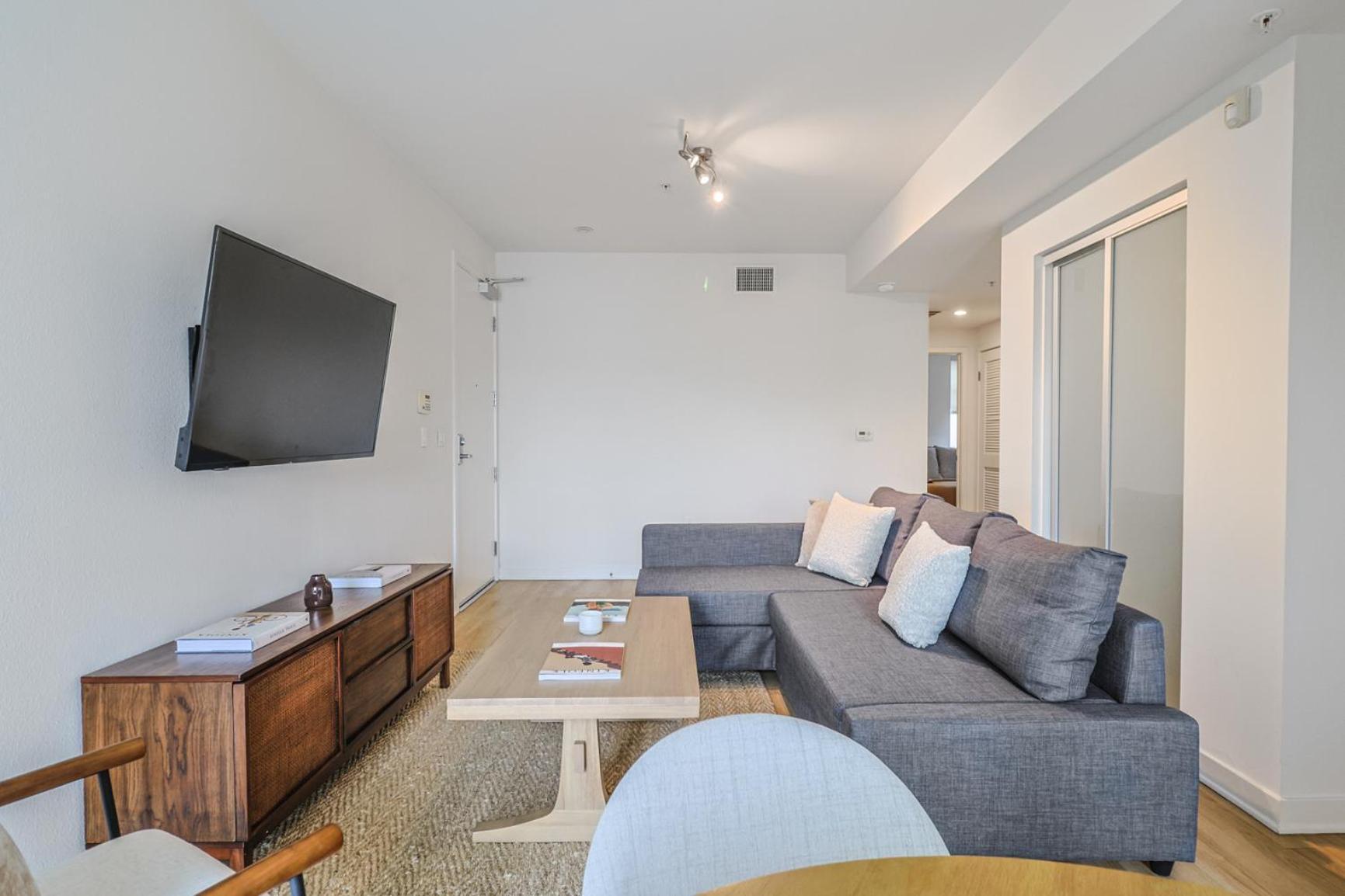 Trendy 2br Steps To Promenade & Sm Pier!